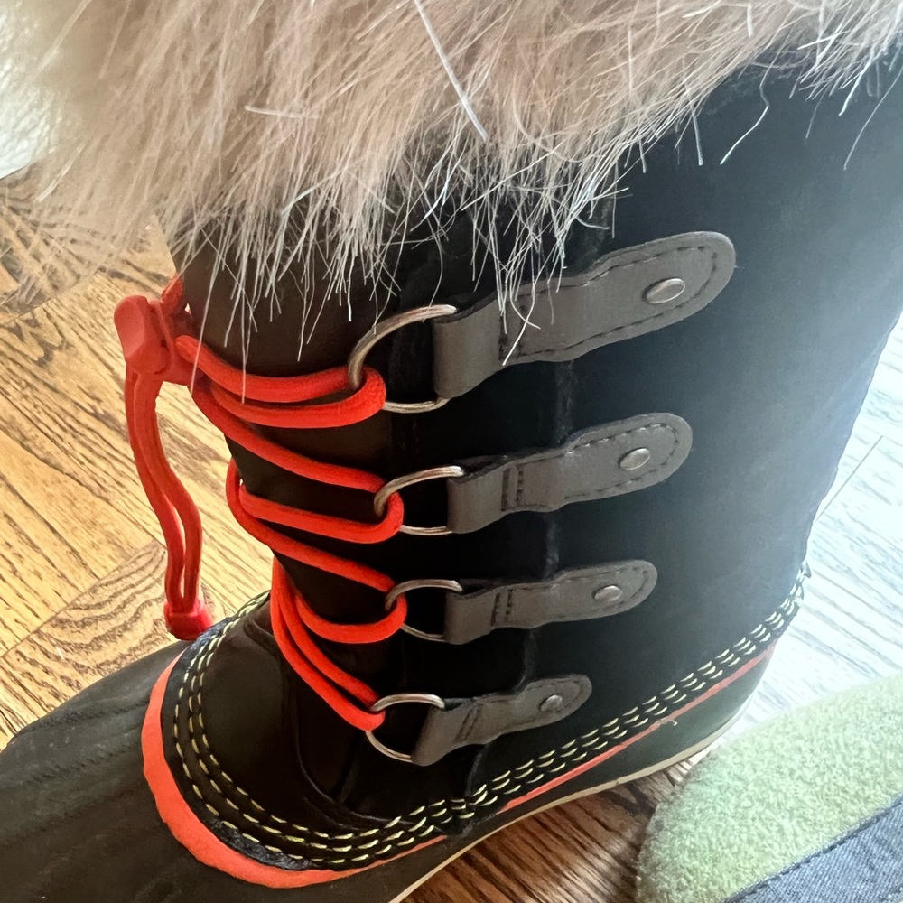 Waterproof Sorel kids or small women’s boot